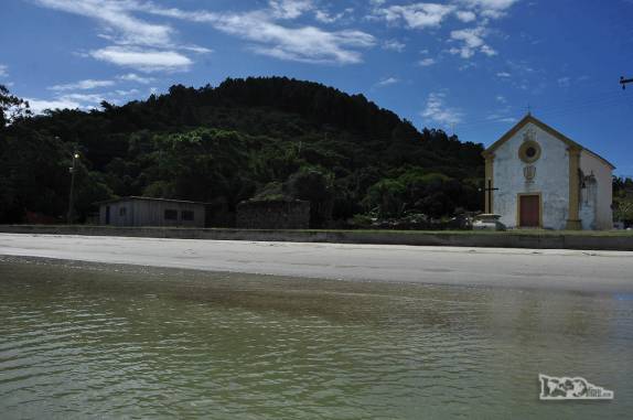 A igreja e a praia da Armação de Piedade, em Governador Celso Ramos, litoral de Santa Catarina
